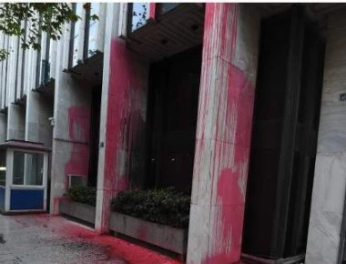 Συγχαρητήρια στον Ρουβίκωνα δίνει ανώτατος υπάλληλος πανεπιστημίου για την επίθεση στο ΥΠΕΞ (φώτο)